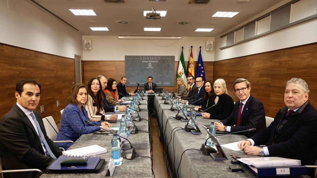 VÍDEO | Juanma Moreno se reúne en Adamuz con el Consejo de Gobierno de la Junta de Andalucía