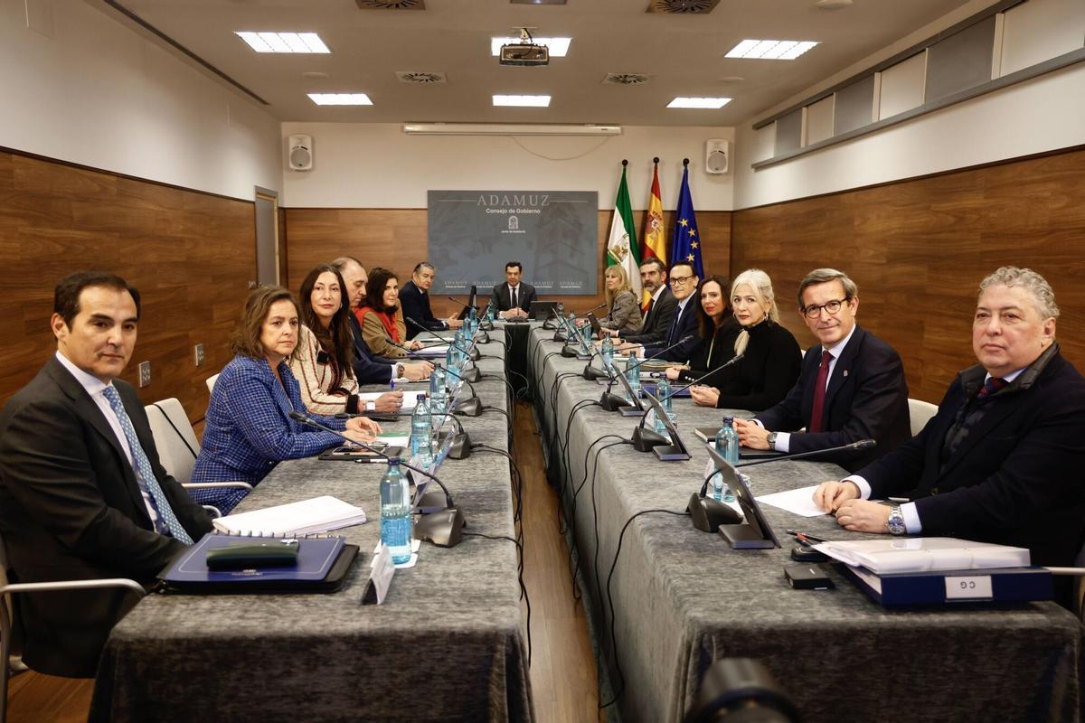 VÍDEO | Juanma Moreno se reúne en Adamuz con el Consejo de Gobierno de la Junta de Andalucía