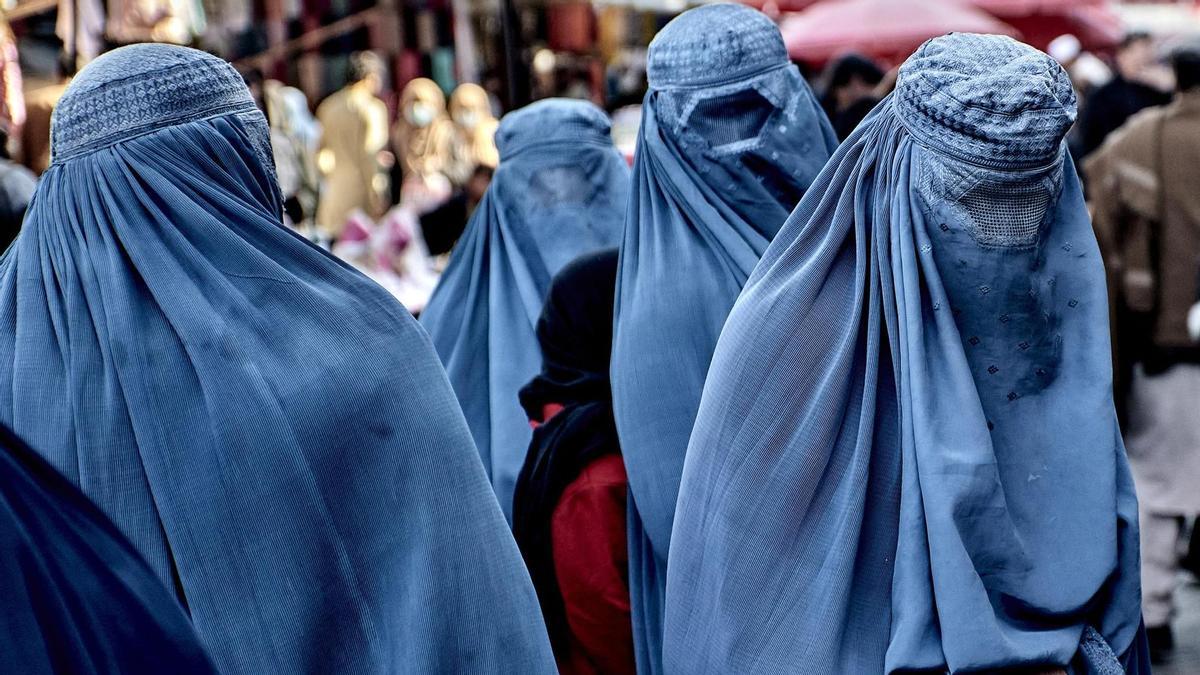 Un grupo de mujeres caminan con burkas, en una imagen de archivo. Sevilla prohíbe el uso de burkas en edificios municipales.