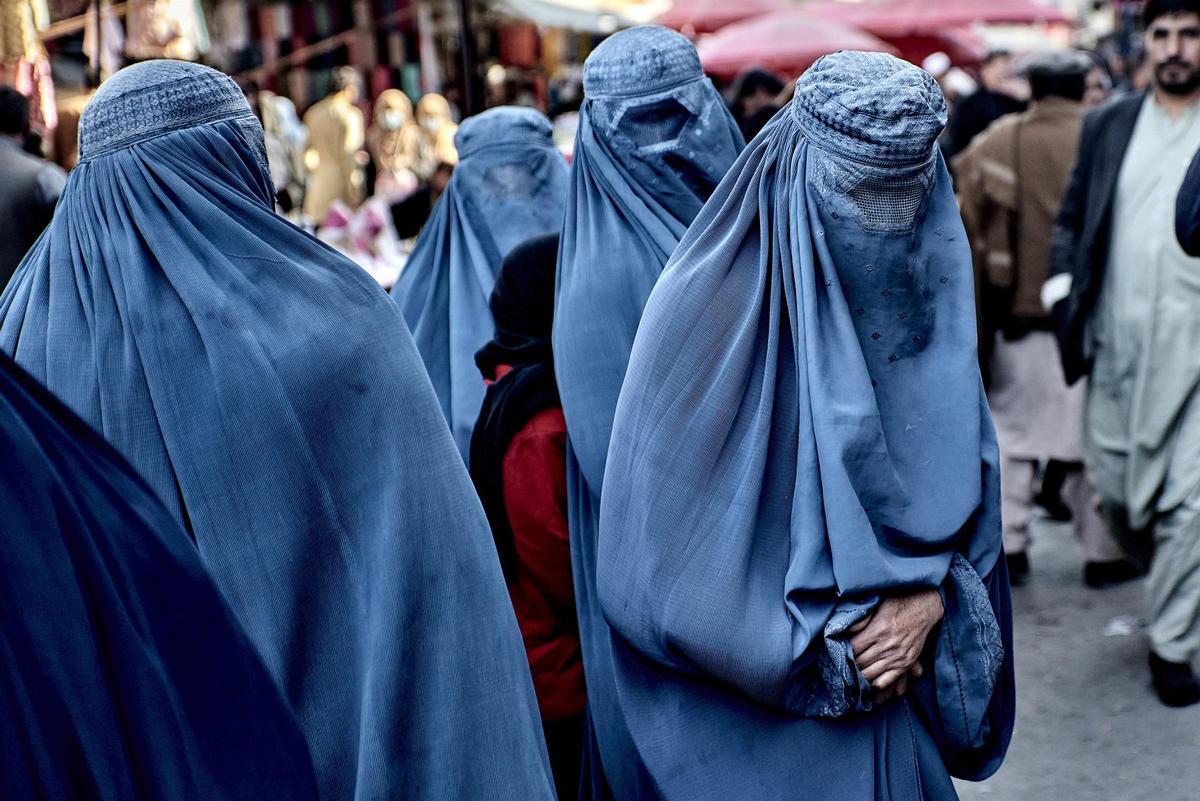 Un grupo de mujeres caminan con burkas, en una imagen de archivo. Sevilla prohíbe el uso de burkas en edificios municipales.