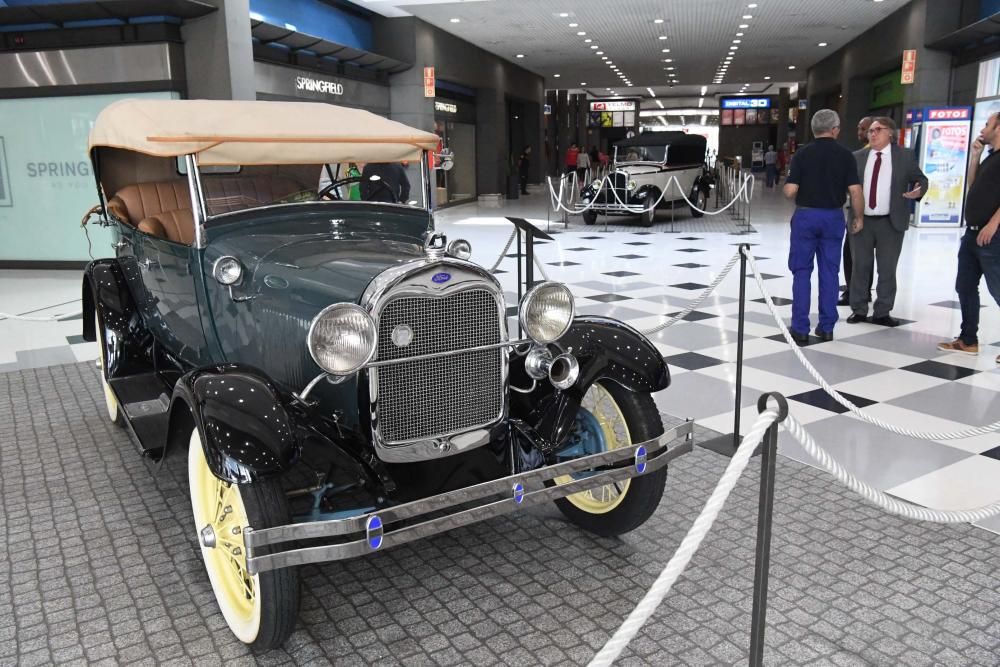 El centro comercial Los Rosales exhibe los diferentes coches de época cedidos por la Fundación Jorge Jove que aparecen en la película protagonizada por Luis Tosar y Michelle Jenner.