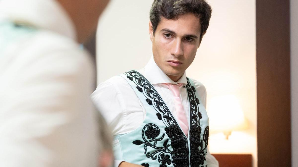 El diestro murciano José María Trigueros se prepara antes de una novillada.