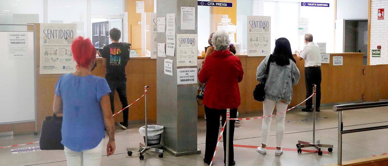 Pacientes en el servicio de cita previa del centro de salud de Coia, en Vigo.