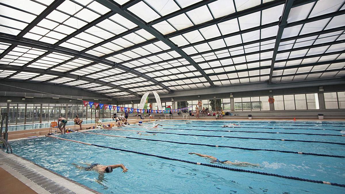 La piscina del Centre Esportiu del Grau en plena actividad. | ÀLEX OLTRA