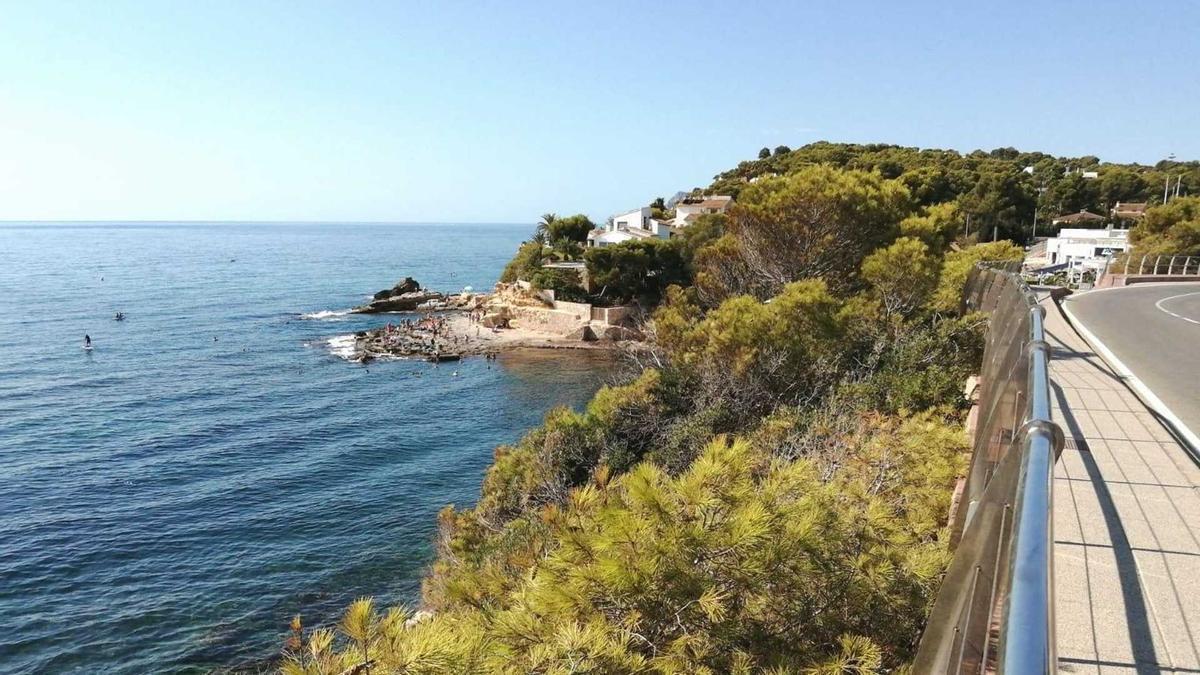 La cala de l'Andragó de Moraira, vista desde la acera peatonal de la carretera de Moraira a Calp