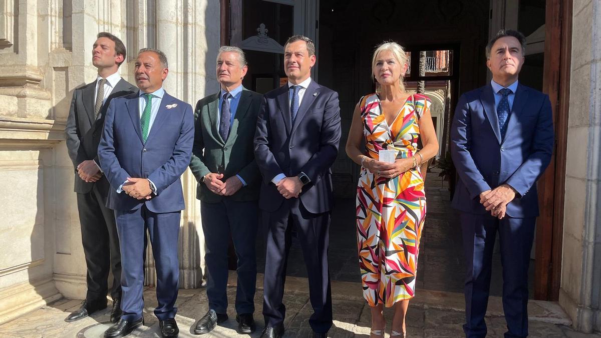 Miembros del Gobierno de la Junta, con el presidente Juanma Moreno a la cabeza, esperando a la esperanza.