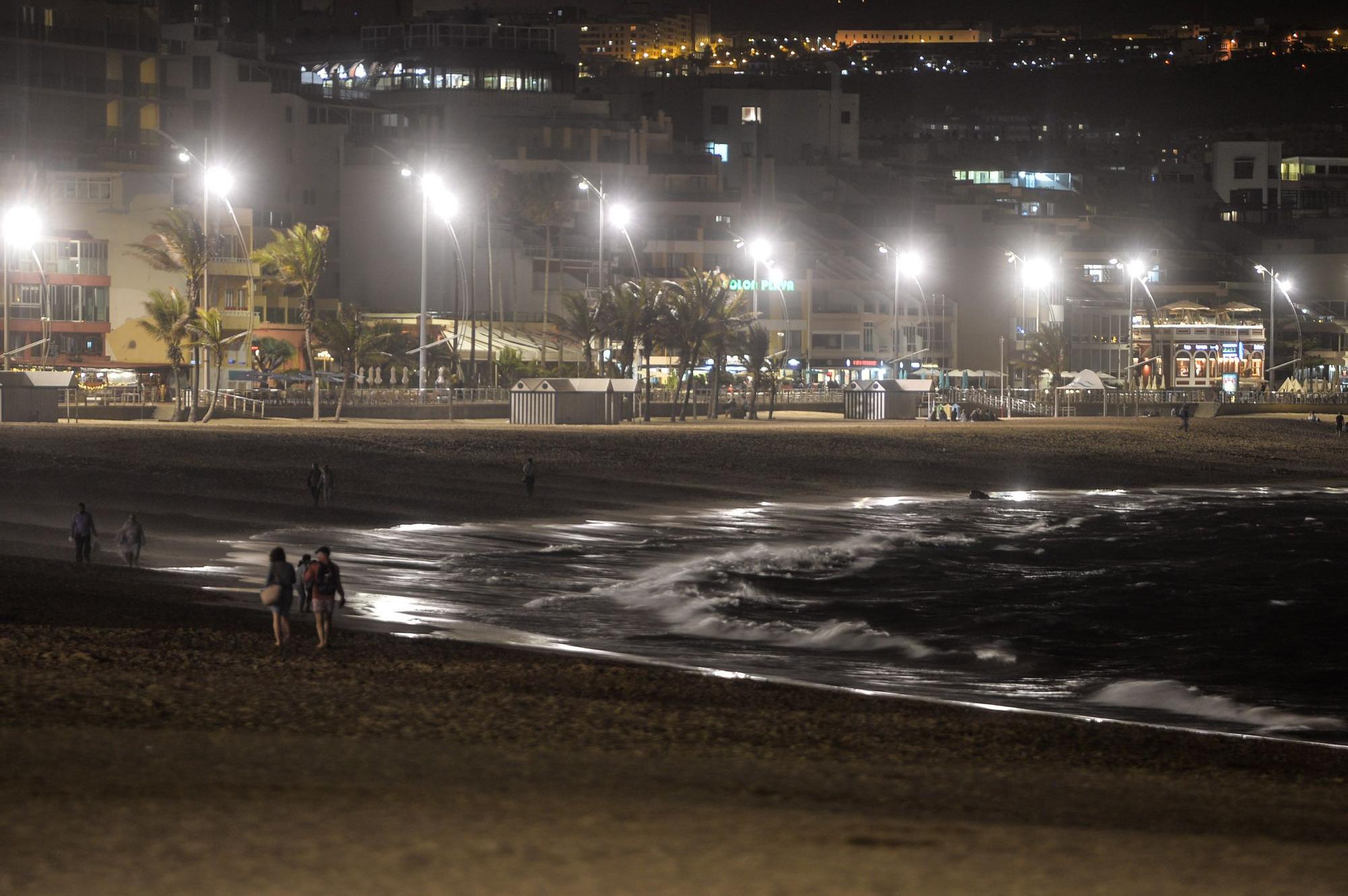 Ambiente previo al toque de queda en Las Canteras (9/05/2021)