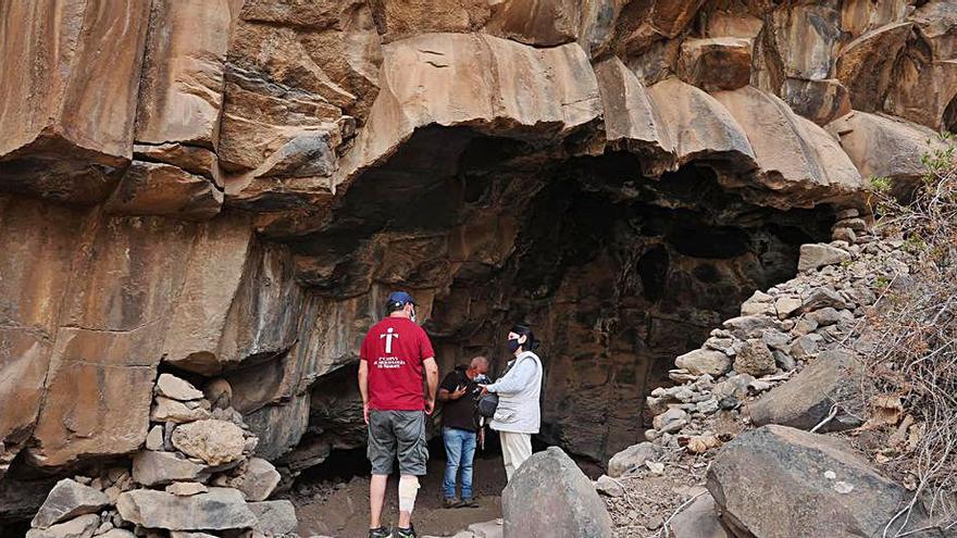 El alcalde y la directora de Patrimonio en una de las cuevas del barranco.