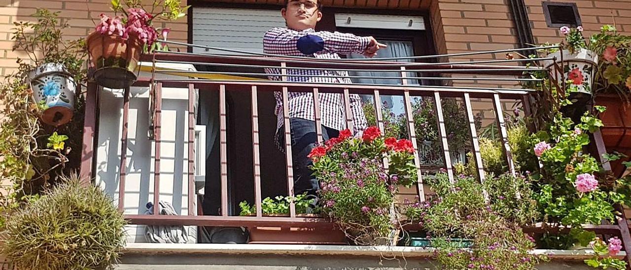 Arriba, Manuel Domínguez muestra dónde han anidado los mirlos, en un rosal del balcón. Abajo, las cuatro crías, en el nido. | V. A.