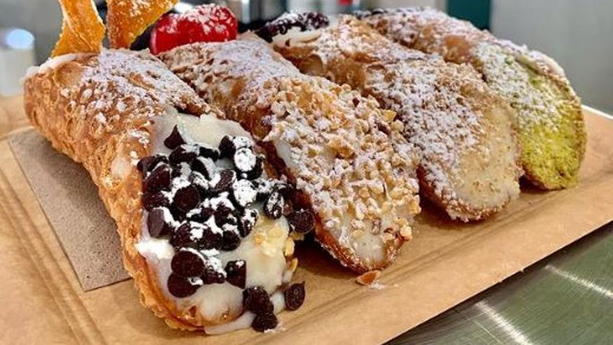 Los dulces y deliciosos cannoli sicilianos se pueden probar en València -  Levante-EMV