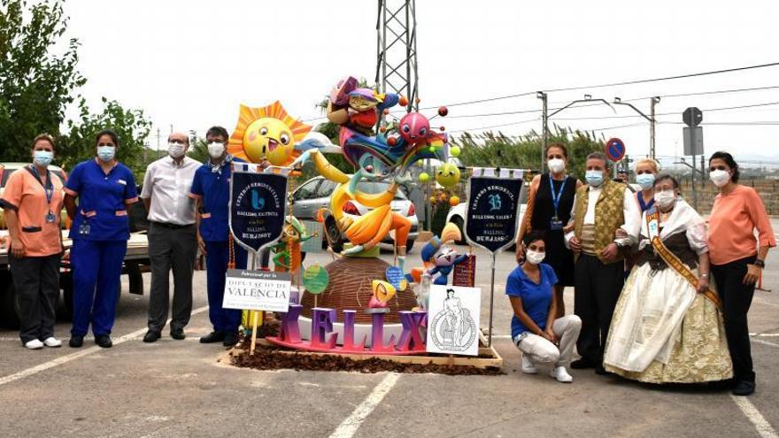 Residentes y personal con el monumento infantil de la Diputación donado por el Gremio de Artistas.