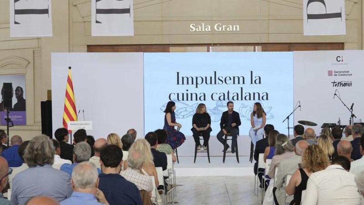 Acte d’impuls a la cuina catalana, ahir al TNC.Unes enormes banderes que reproduïen paraules que s’associen a la ‘cuina catalana’ han adornat la presentació al TNC del pla d’acció per a l’impuls de la cuina catalana. | GUILLEM ROSET / ACN