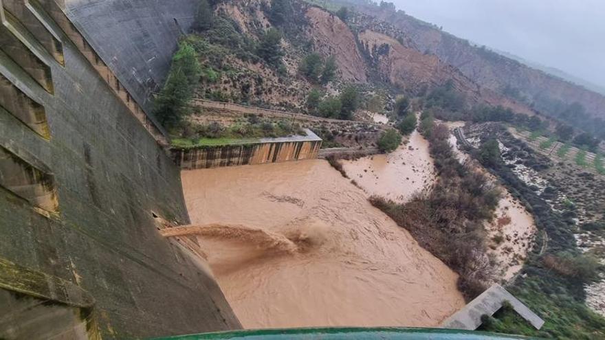 Las intensas lluvias obligan a abrir la presa de Pliego