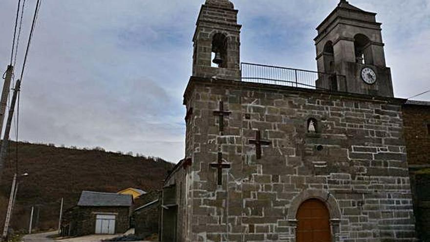 Campanario e iglesia de la Virgen de las Nieves, en San Ciprián.
