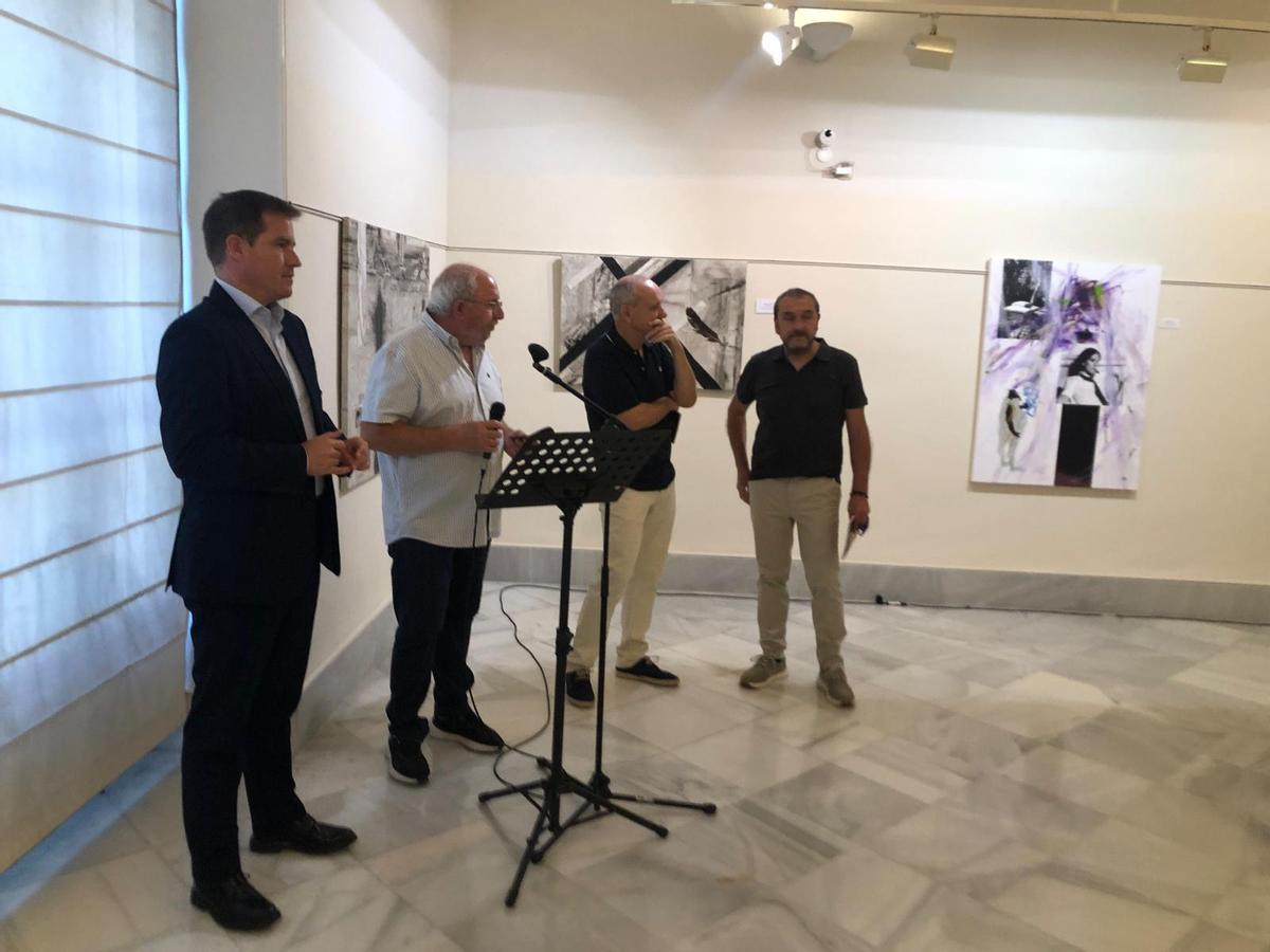Representantes municipales y de Amics de la Costera, en la inauguración de la muestra.