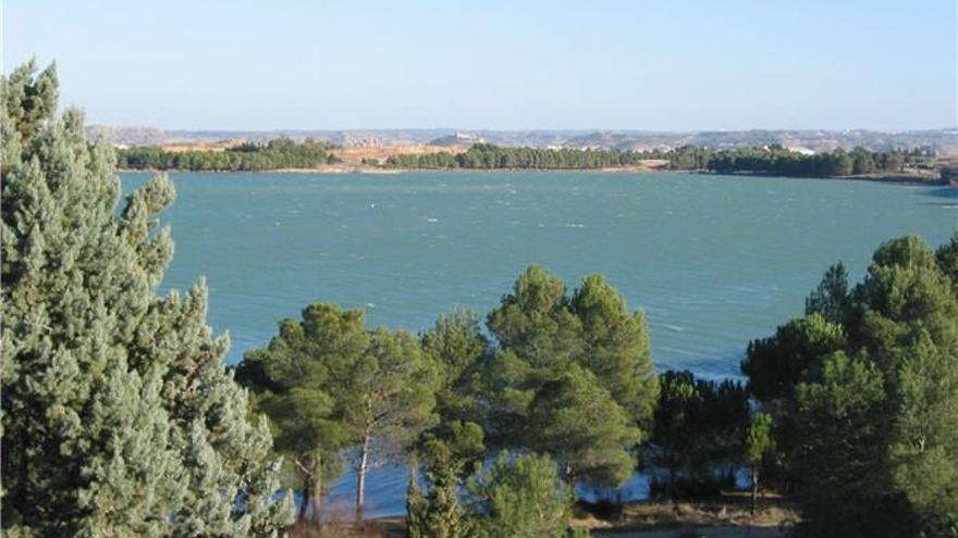 Fallece un joven pescador de Alcañiz al caer al agua en el embalse de La Estanca