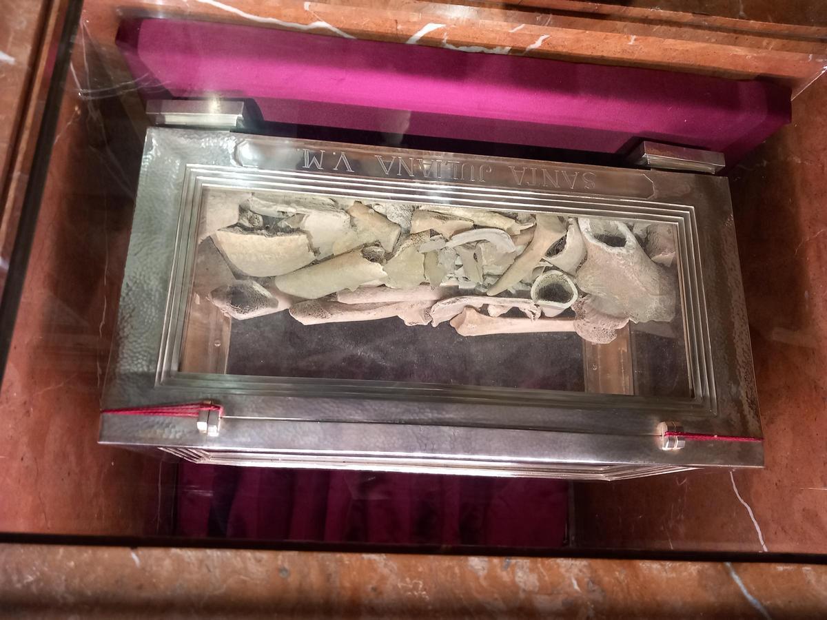 Capella de les Santes de Mataró, amb els seus ossos