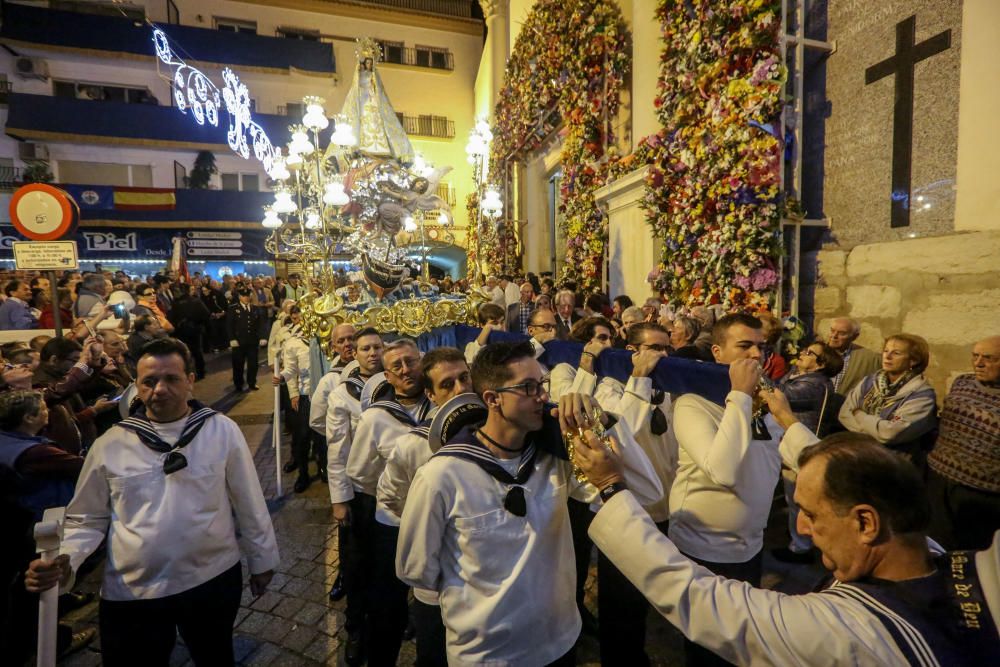 Varios momentos de la procesión de ayer en honor a la Verge del Sofratge que recorrió las calles del centro llenas de gente.