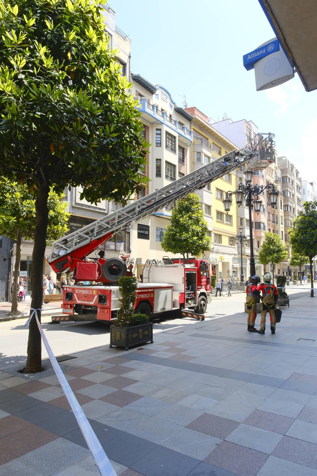 Alarme en la calle Uría de Oviedo por la caída de cascotes en plena vía pública