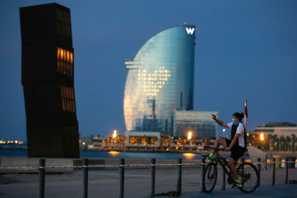Varias personas han salido a pasear y hacer deporte en el Paseo Marítimo de Barcelona.