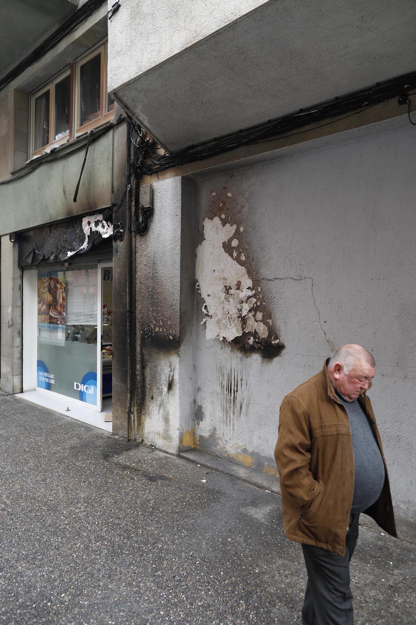 Un incendi de contenidors a Girona acaba afectant tres motos i tendals de botigues