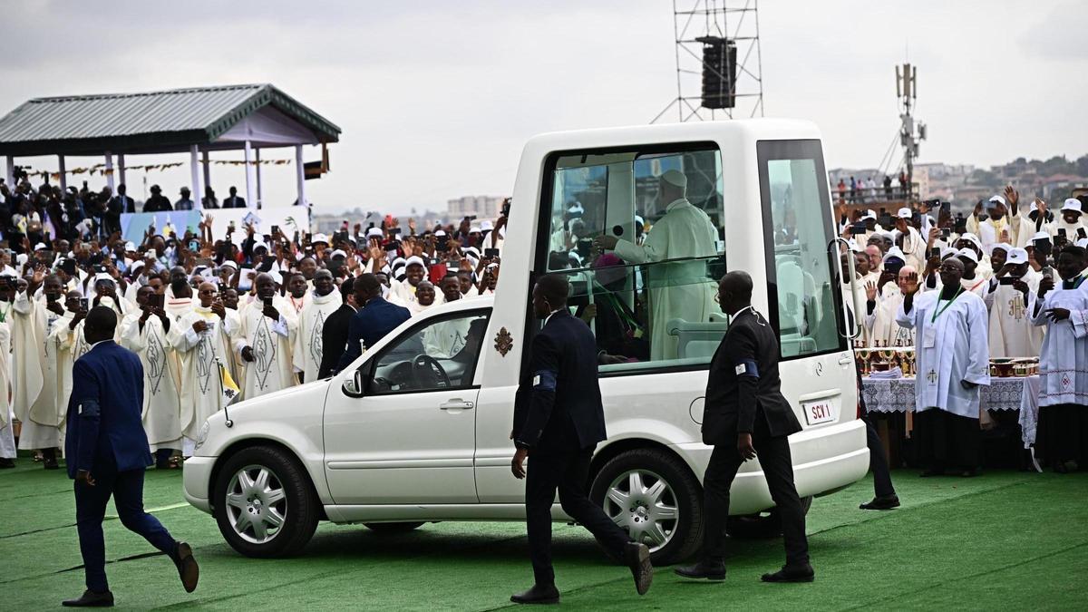 El papa Leon XIV en el papamóvil en el aeropuerto de Yaundé en Camerún, el pasado 18 de abril