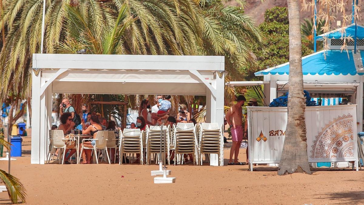 Uno de los chiringuitos de la playa de Las Teresitas.