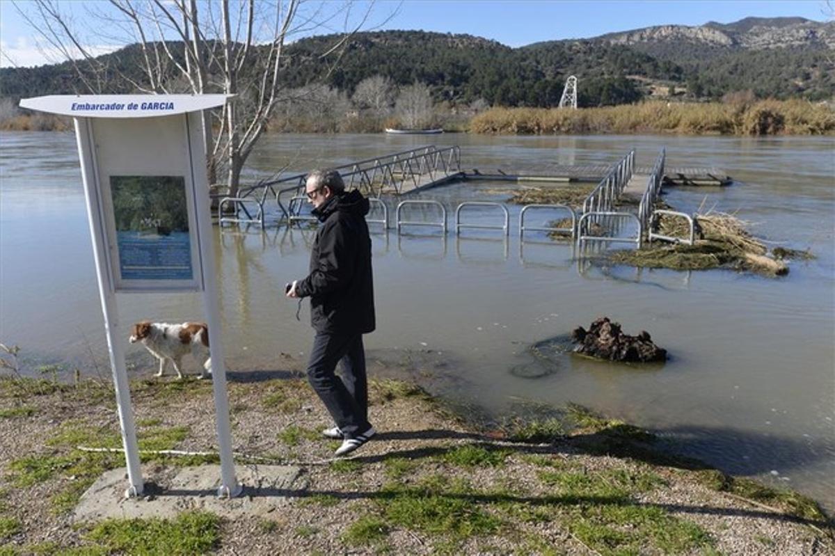 L’embarcador der la localitat de Garcia (Ribera d’Ebre) totalment inundat.