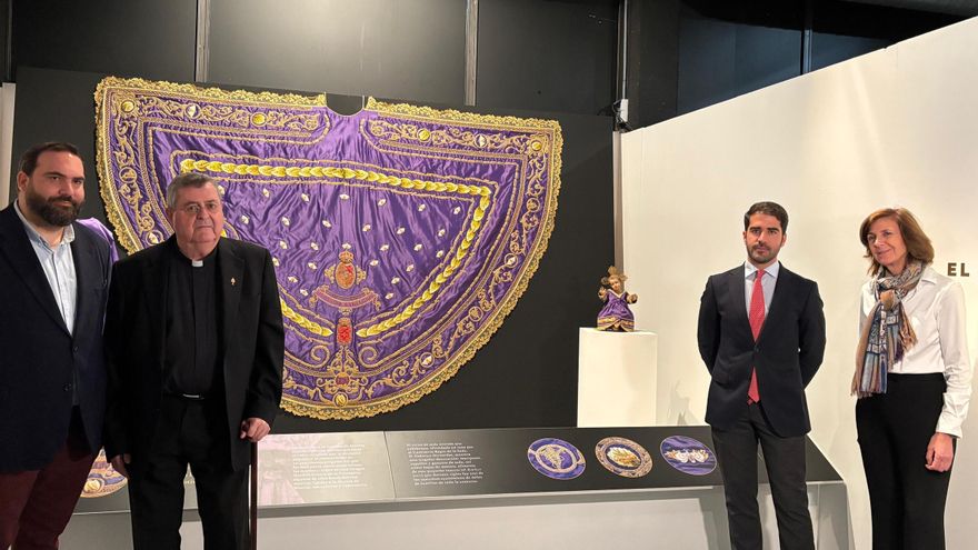 Una exposición en Murcia reúne los trajes ofrendados a la Fuensanta y el niño Jesús en 1929