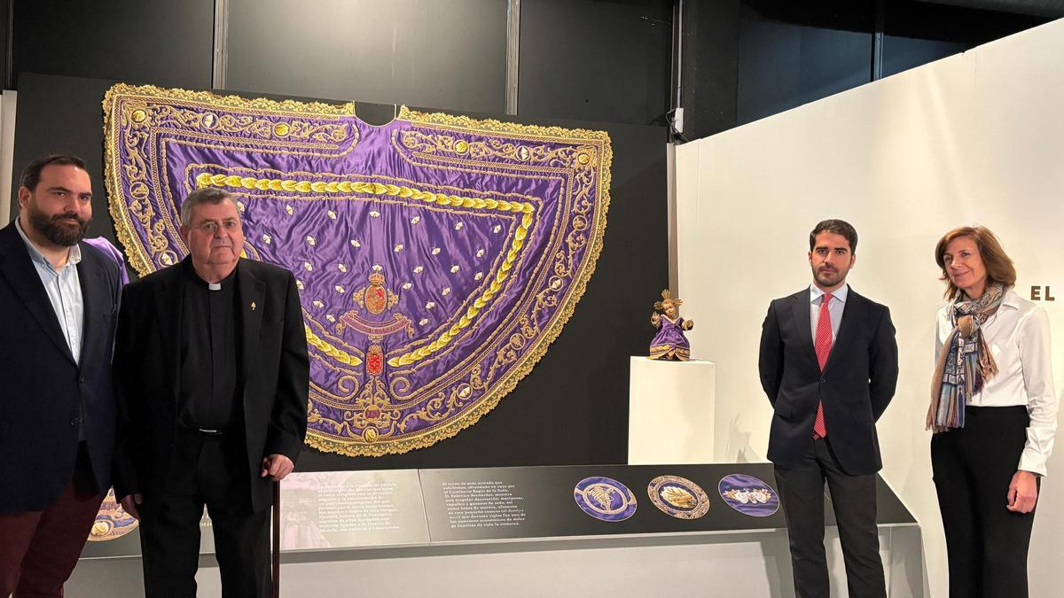 El terno morado ofrendado de la Virgen de la Fuensanta y los trajes del Niño Jesús que se exponen en el Museo de la Ciencia y El Agua.