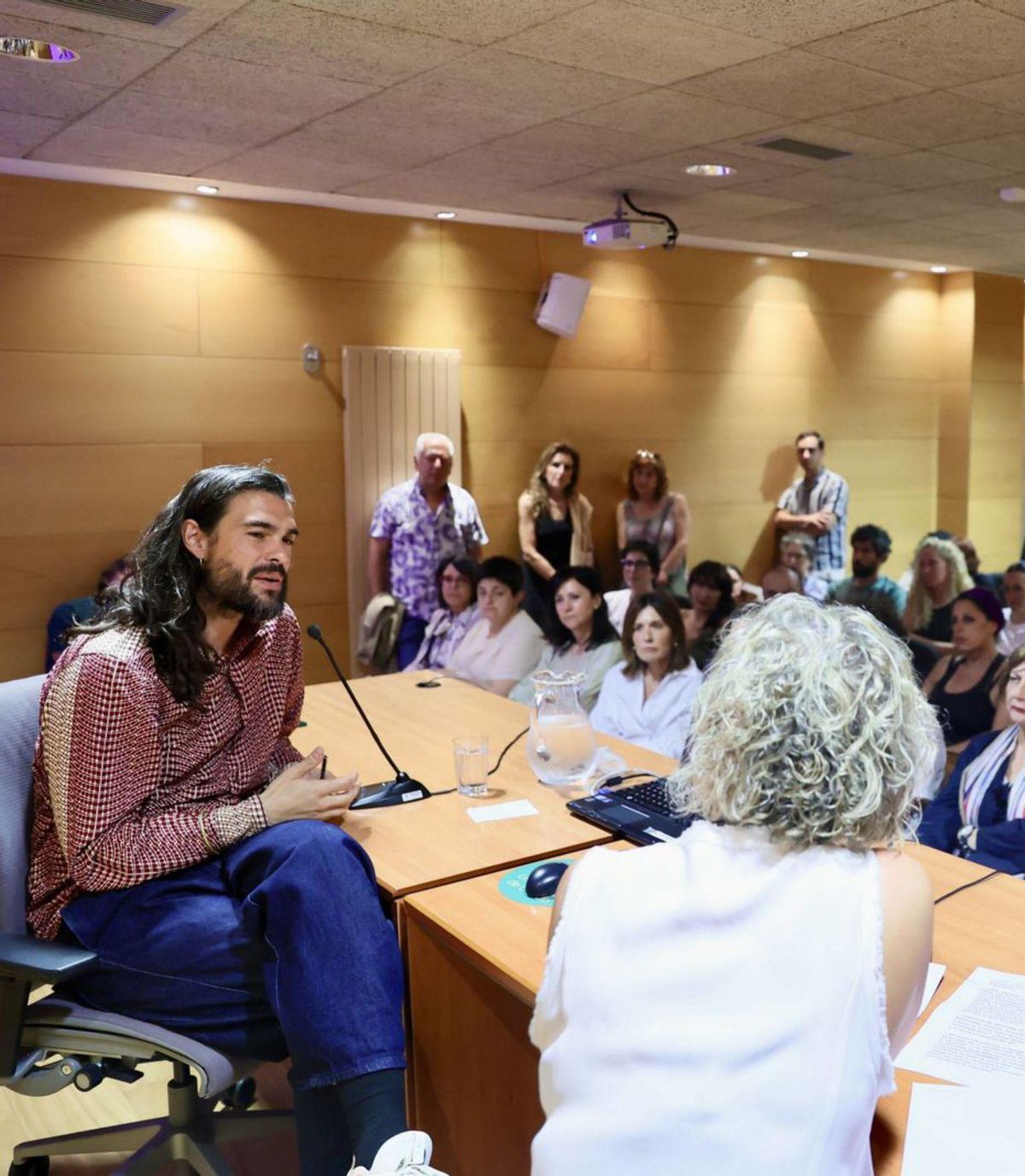 en la cátedra de cine de avilés. Óliver Laxe protagonizó el encuentro con el público con el que ayer se inauguró la programación de verano de la Cátedra de Cine de Avilés. El cineasta conversó con Paula Ponga, subdirectora de la Cátedra –en la foto de espaldas, frente a Laxe– en el Centro de Servicios Universitarios, abarrotado de público. | MARIO CANTELI