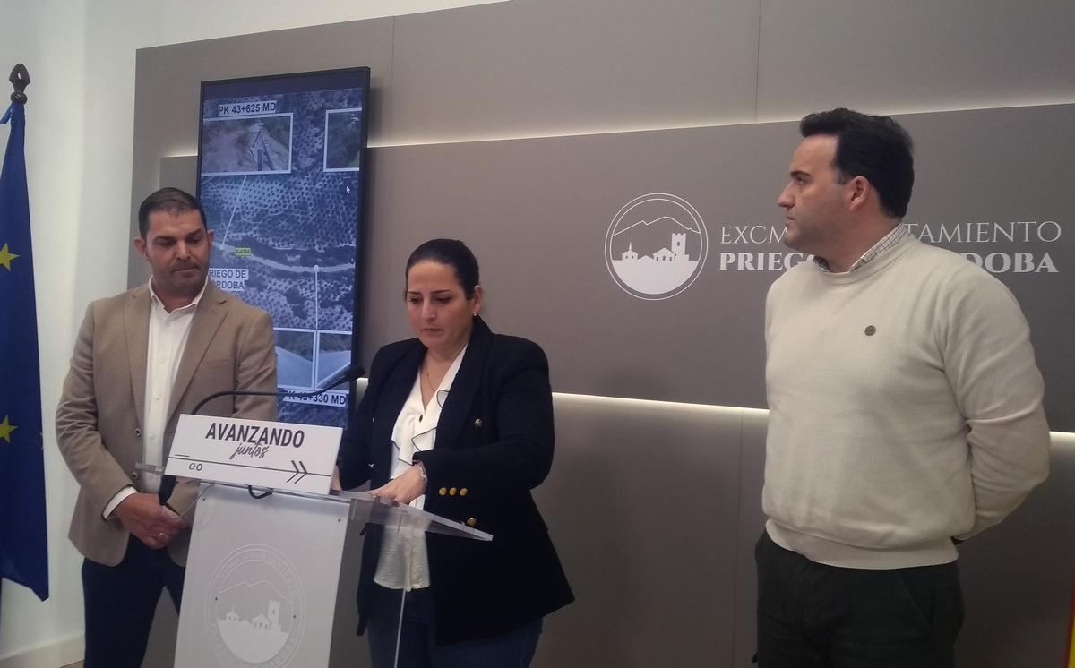 La delegada de Fomento con los alcaldes de Priego y Algarinejo.