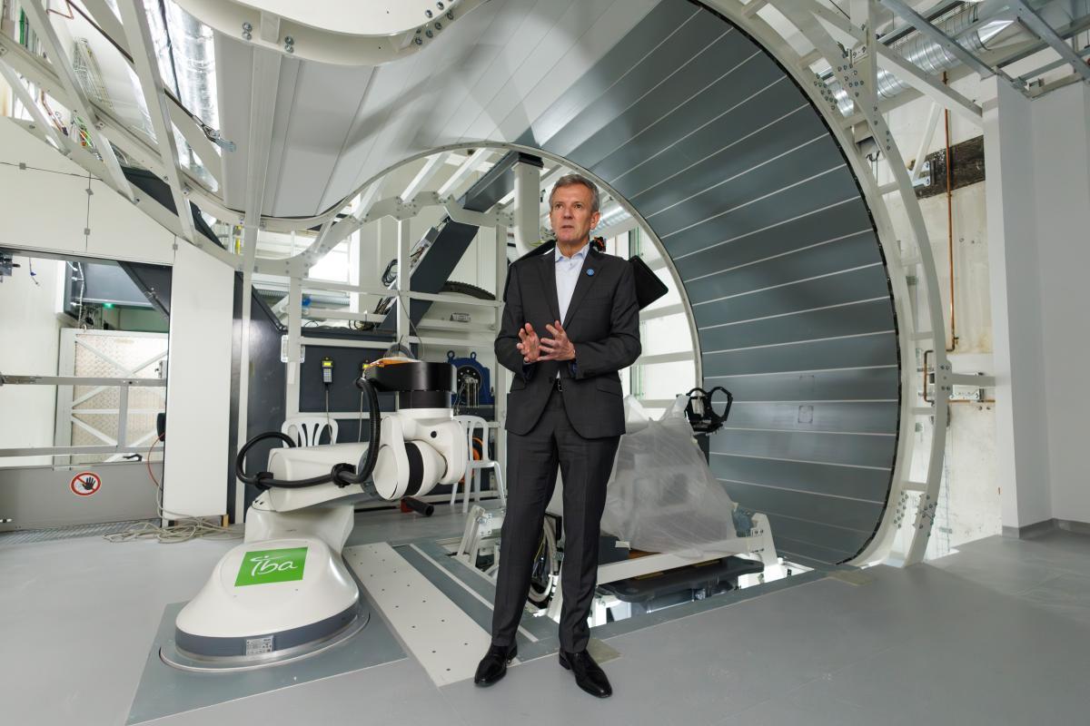 El presidente de la Xunta, Alfonso Rueda, en su visita a la zona del búnker del Centro de Protonterapia de Galicia.