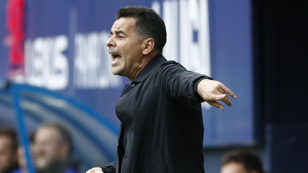 Míchel, el técnico del Girona, en el duelo contra Osasuna en El Sadar.