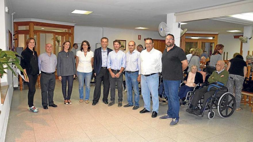 Los mayores de la residencia Reina Sofia de Muro reciben un emotivo homenaje