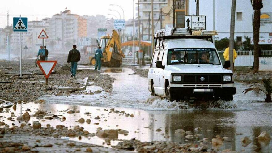 Una carretera de la provincia de Castelló, dañada por el temporal, en 1996.