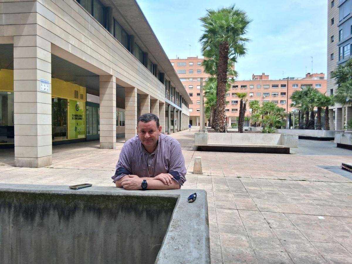 El miembro de la Agrupación Astronómica Aragonsa, Santi Hernández, esta semana en Zaragoza.