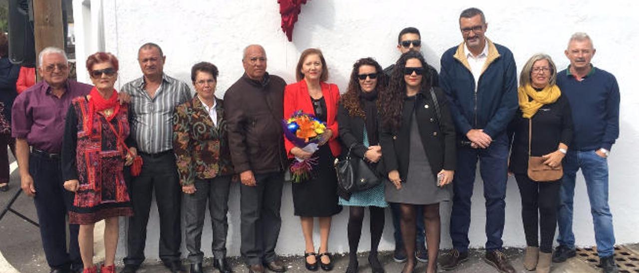 Familiares de las parteras homenajeadas ayer junto a la placa de reconocimiento. Con un ramo de flores, la hija y nieta de las parteras, Rosalía Betancort y a su lado, su hermano Teófilo.