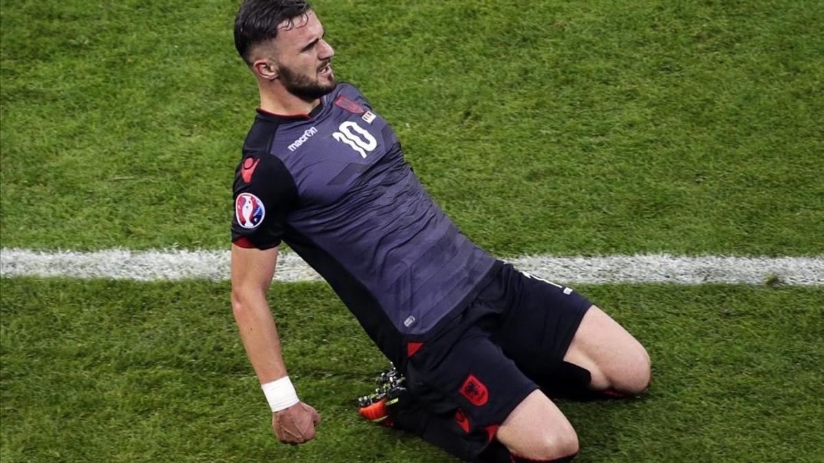 Armando Sadiku celebra el gol que acaba de marcar con Albanía en el partido frente a Rumanía.