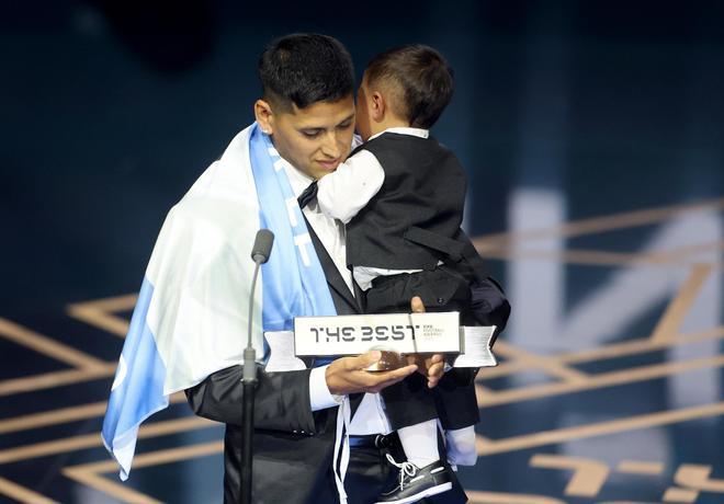 Gala Premios The Best FIFA 2023. Las mejores imágenes de los ganadores. Premio Fan Award de la FIFA para Hugo Daniel Toto Iñiguez, hincha de Colón