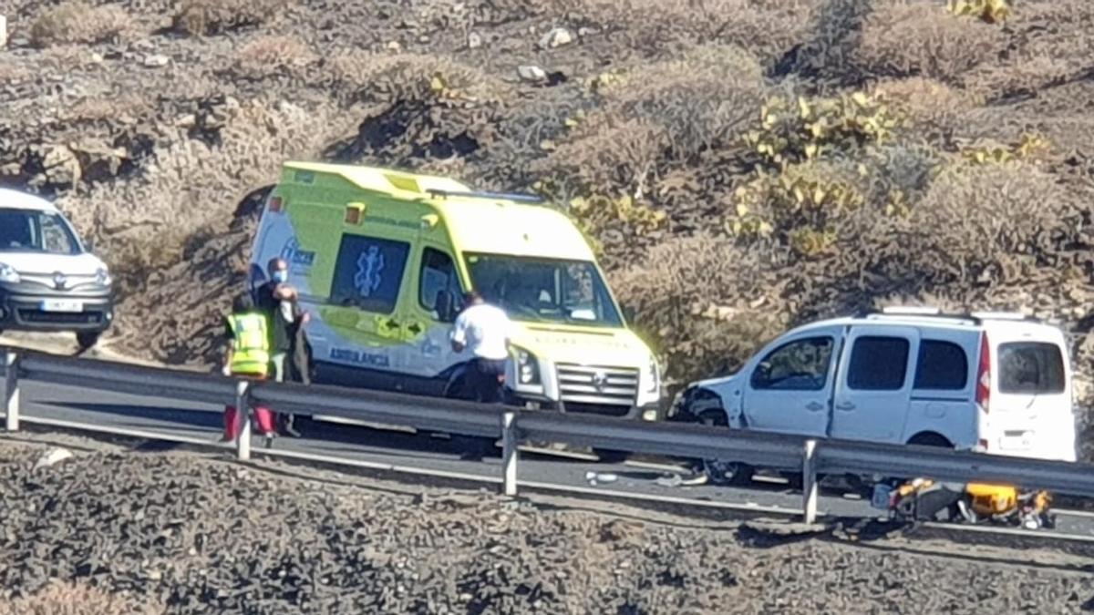 Accidente entre tres motos y un vehículo en la carretera de La Aldea