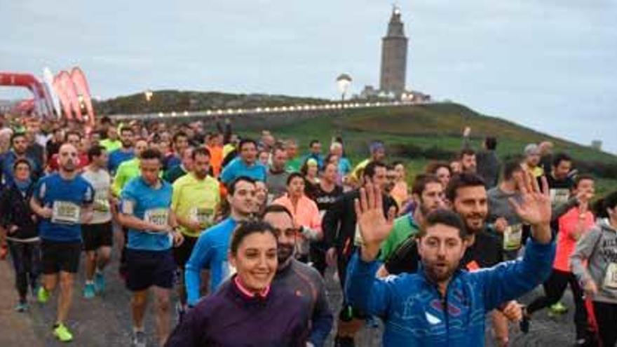 Participantes en la carrera nocturna Torre de Hércules.