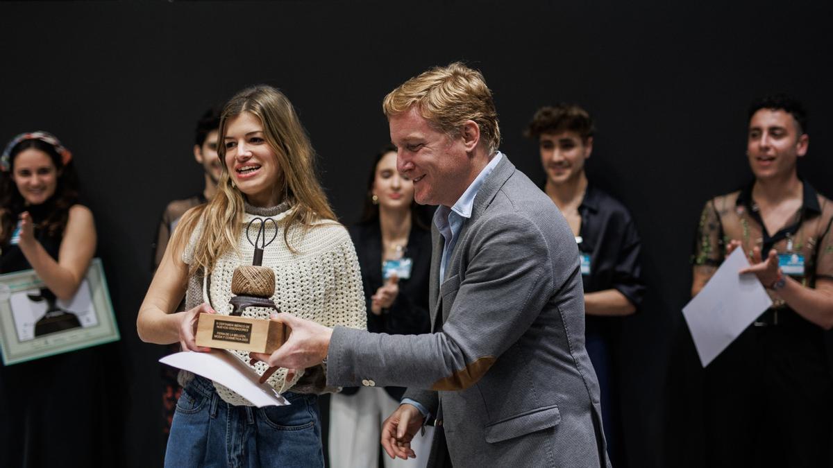 La joven diseñadora, en el momento de recibir el premio de manos del alcalde.