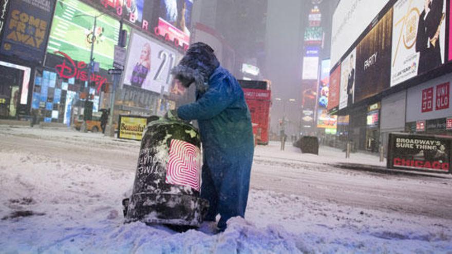 Una persona pasea en Times Square durante la tormenta.