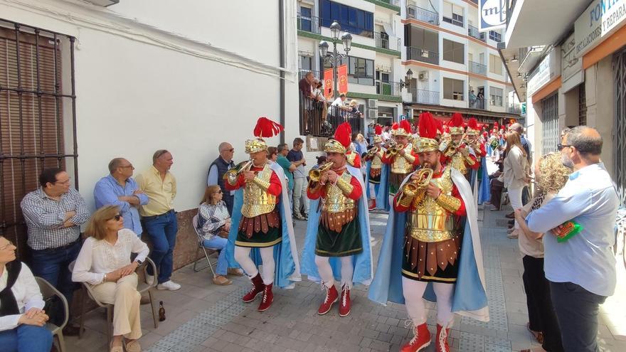 Numerosas personas presencian el desfile de centurias romanas y bandas por las calles de Baena.