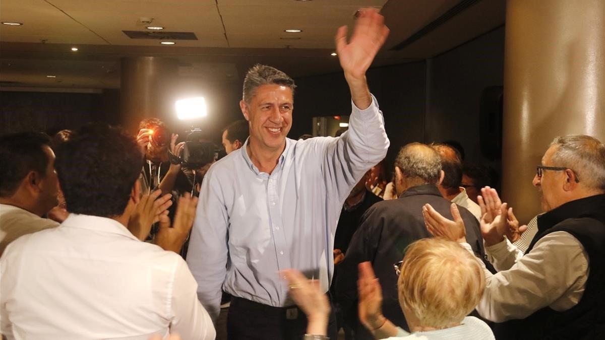 Xavier García Albiol saluda a la militancia tras conocer los resultados electorales.