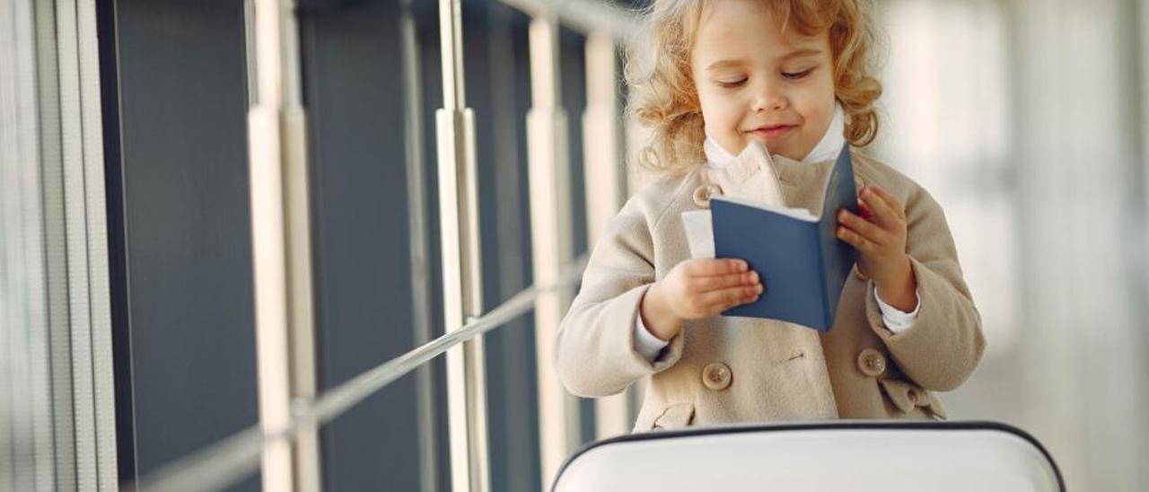 A quina edat poden viatjar sols els menors en avió?