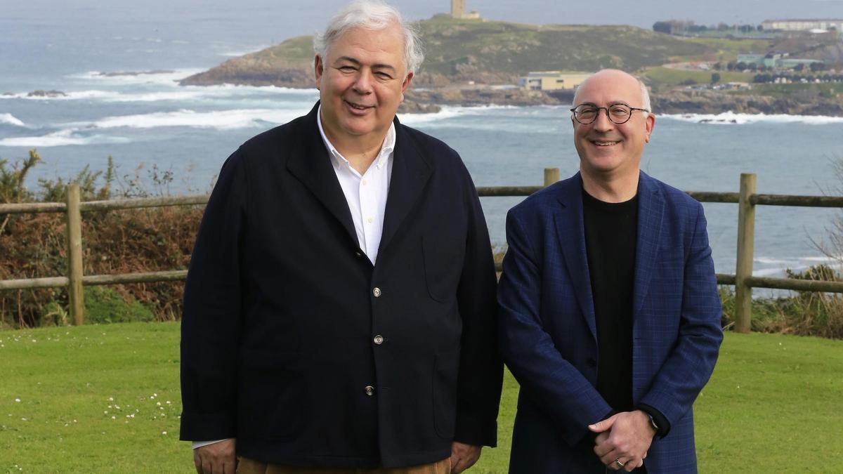 El presidente de Ecoener, Luis de Valdivia, con el embajador de Canadá en España, Jeffrey Marder (drch.).
