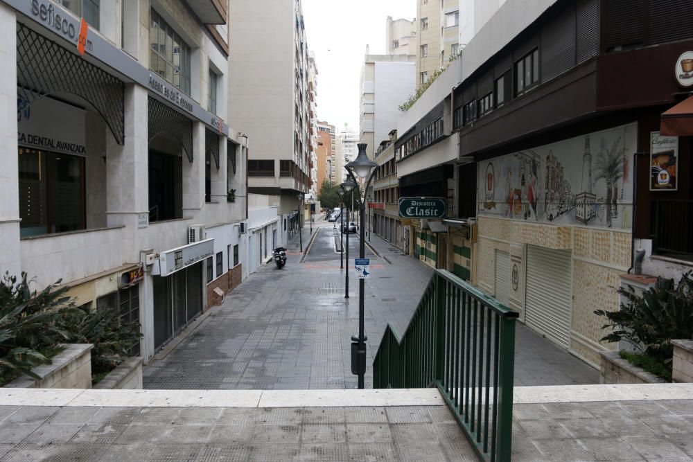 Con más de una semana de confinamiento cumplida, la ciudad de Málaga sigue dejando imágenes desoladoras en sus calles. Pocos transeúntes en puntos siempre tan bulliciosos como el Muelle Uno o apenas tráfico en el Paseo de los Curas, normalmente atestado de vehículos a cualquier hora del día.
