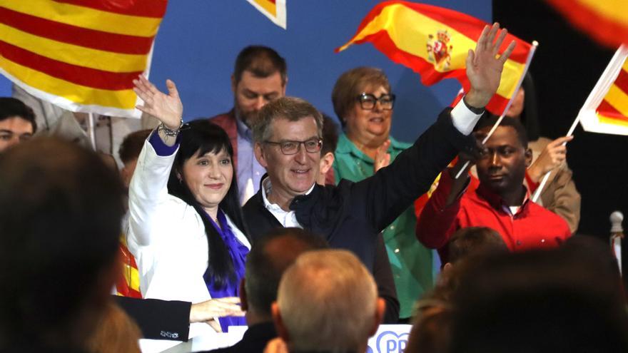 Montse Berenguer, candidata del PPC a Lleida, i el president del PP, Alberto Núñez Feijóo, al míting electoral a la Llotja de Lleida